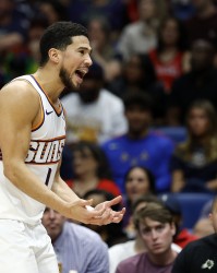 错失关键球！布克21中9得到27分3助 关键时刻面对伊森单挑三不沾