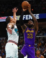 小里弗斯：詹姆斯的跳投可能在退役时达到巅峰 这太疯狂了