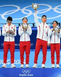 半岛体育app下载-【花花冬奥】短道世界名画 王濛解说黄健翔变捧哏