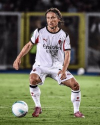 半岛体育全站-莫德里奇本场数据：1次助攻，4次关键传球，1抢断1解围