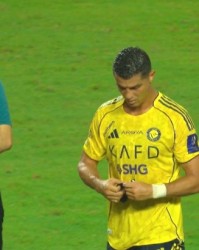 C罗第90分钟被换下场！下场前C罗转身向观众席鼓掌致意