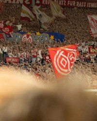 半岛体育-美因茨因球迷燃放烟火被罚4万欧元；若再犯将关闭部分看台