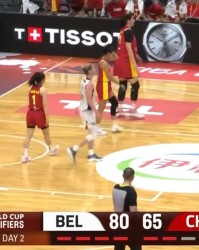 女篮惨败比利时！全员低头沮丧，张子宇累坏，郑薇赛后与全队拥抱